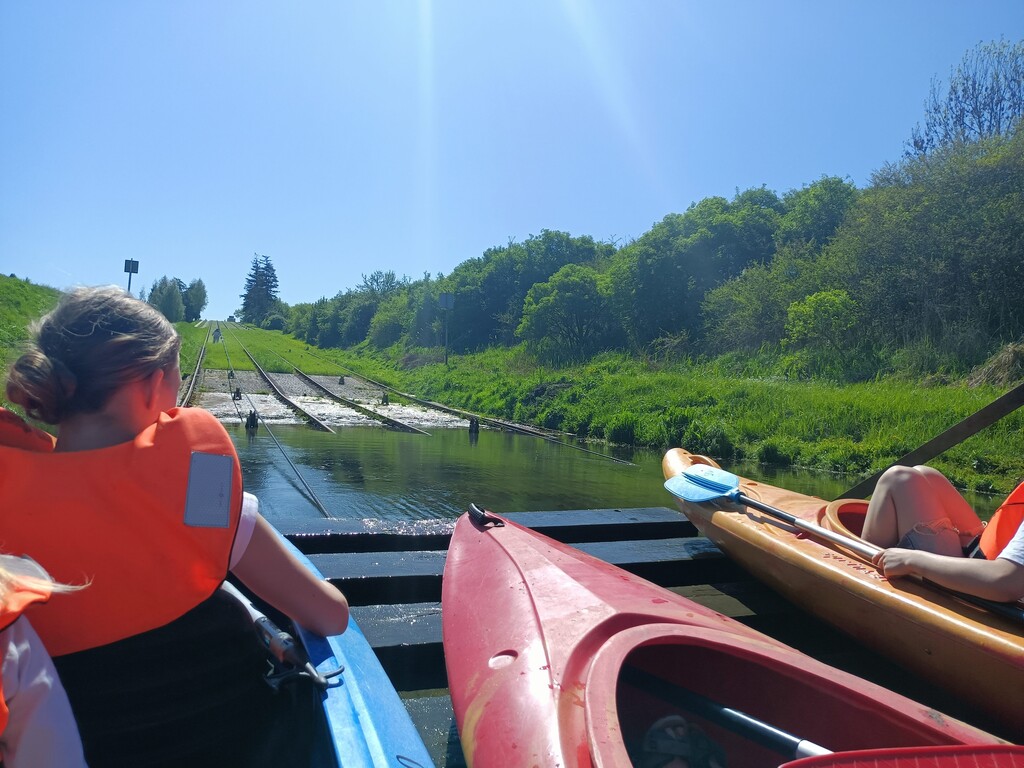 Rodzinny spływ kajakowy po trawie