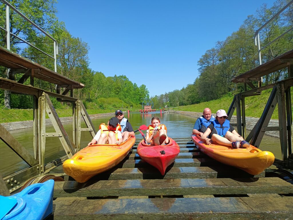 rodzinny spływ kajakowy