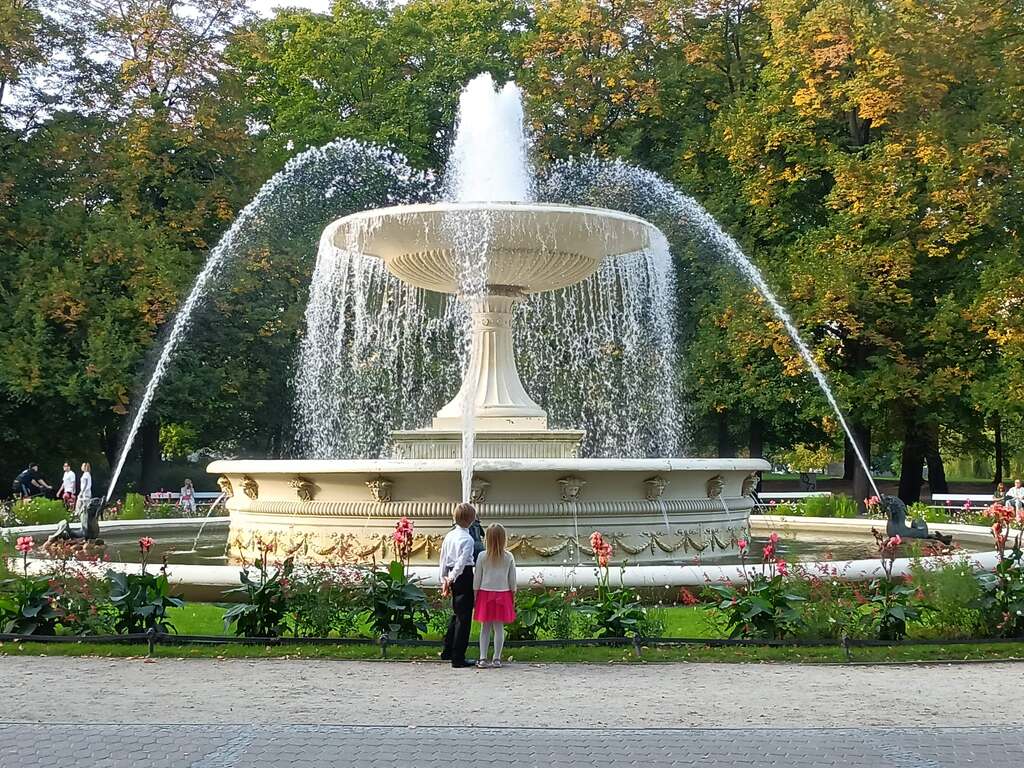 W drodze do Teatru Wielkiego - Park Saski